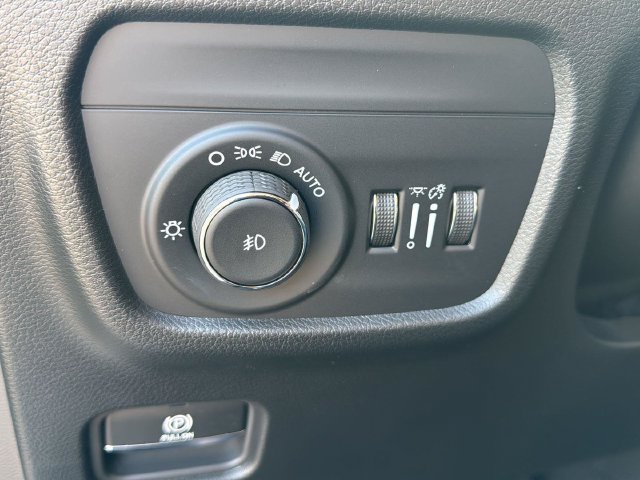 New 2026 Silver Zynith Exterior Paint Jeep  image 25