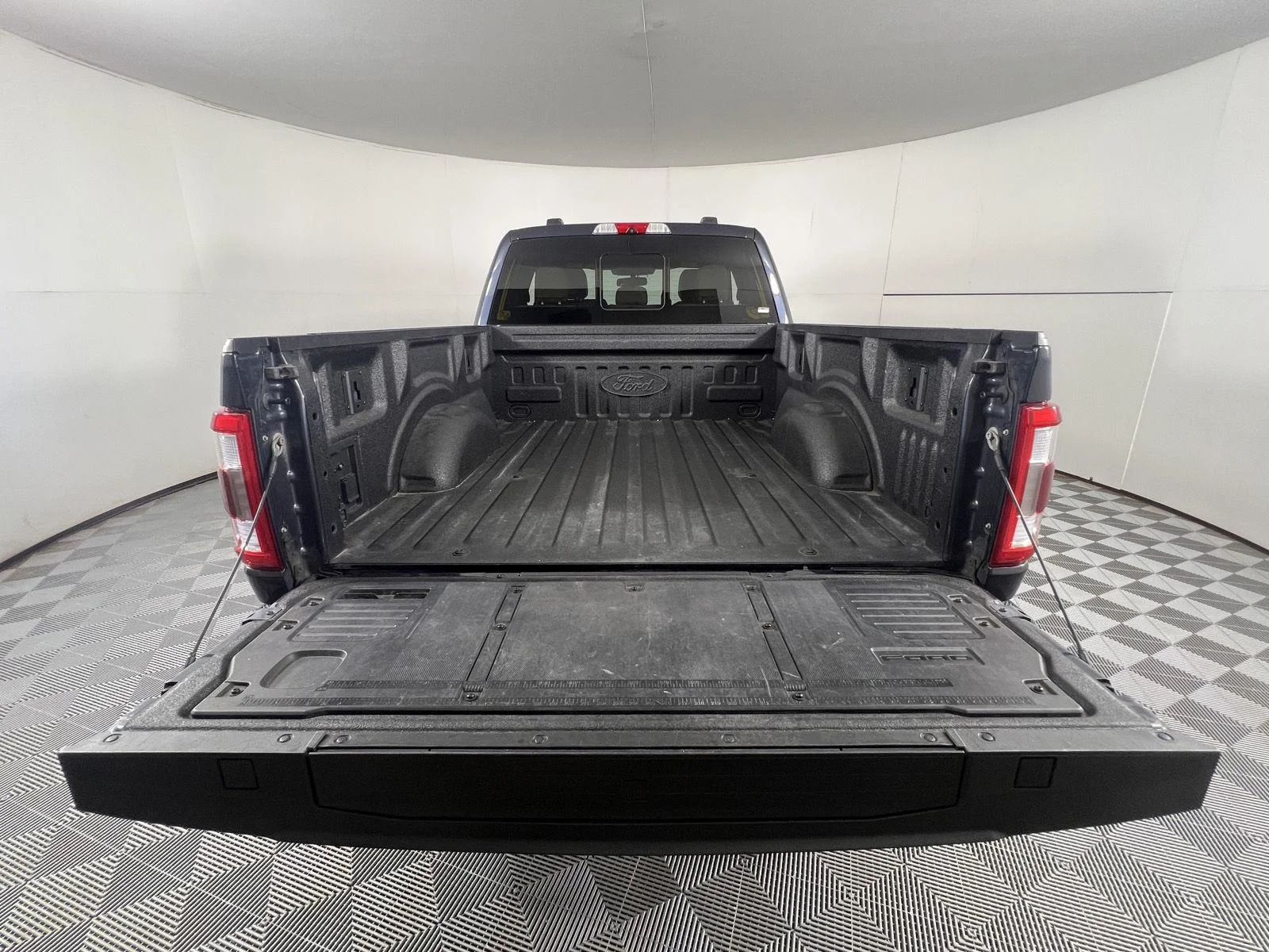 Used 2022 Smoked Quartz Metallic Tinted Clearcoat Ford LARIAT image 22