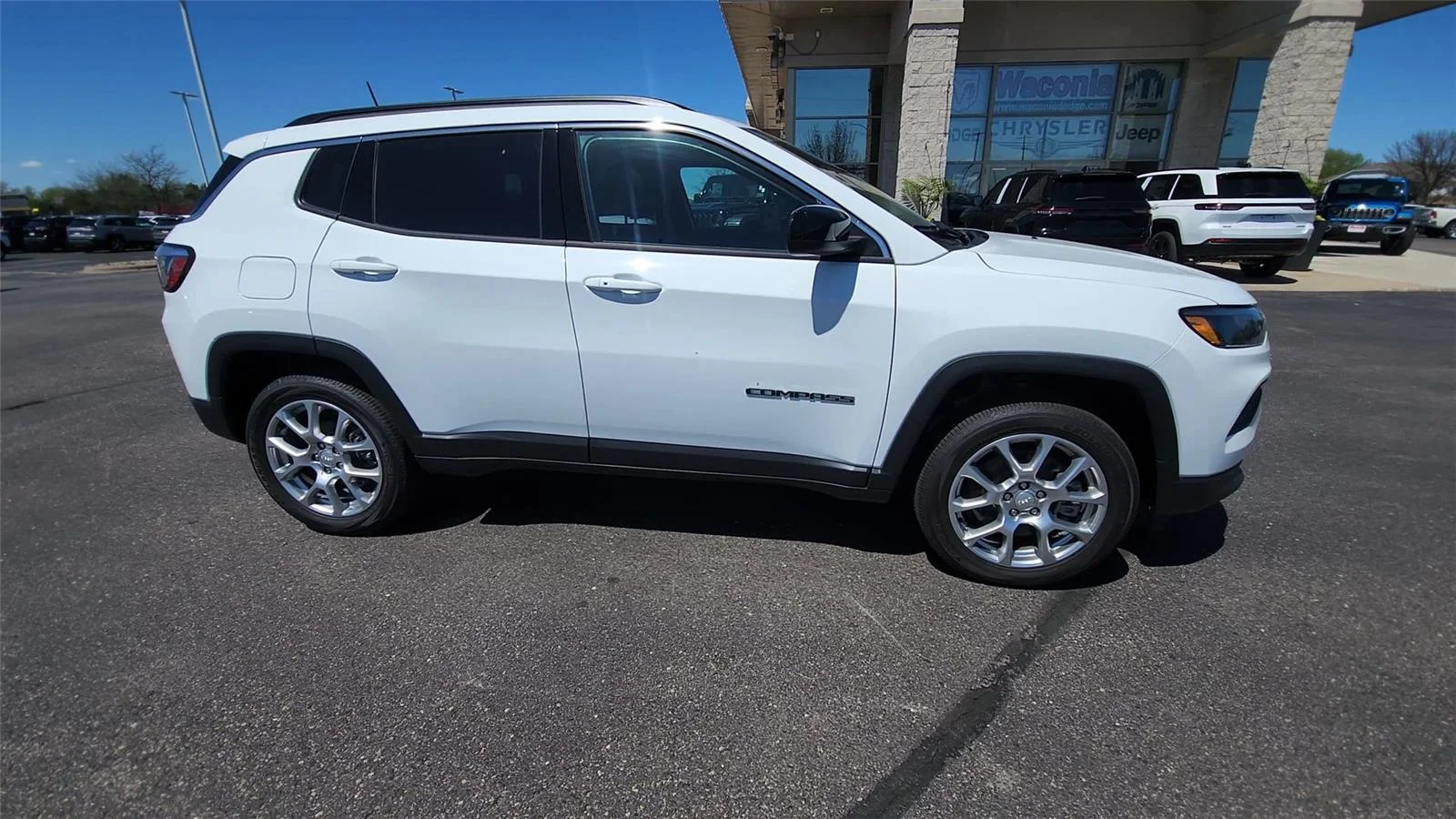 New 2024 Bright White Clear-Coat Exterior Paint Jeep Latitude Lux image 10