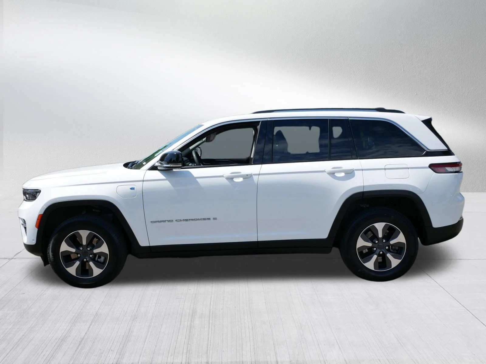 Used 2022 Bright White Clearcoat Jeep  image 4