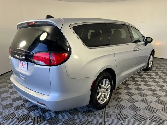 2022 Chrysler Voyager LX - Photo 7