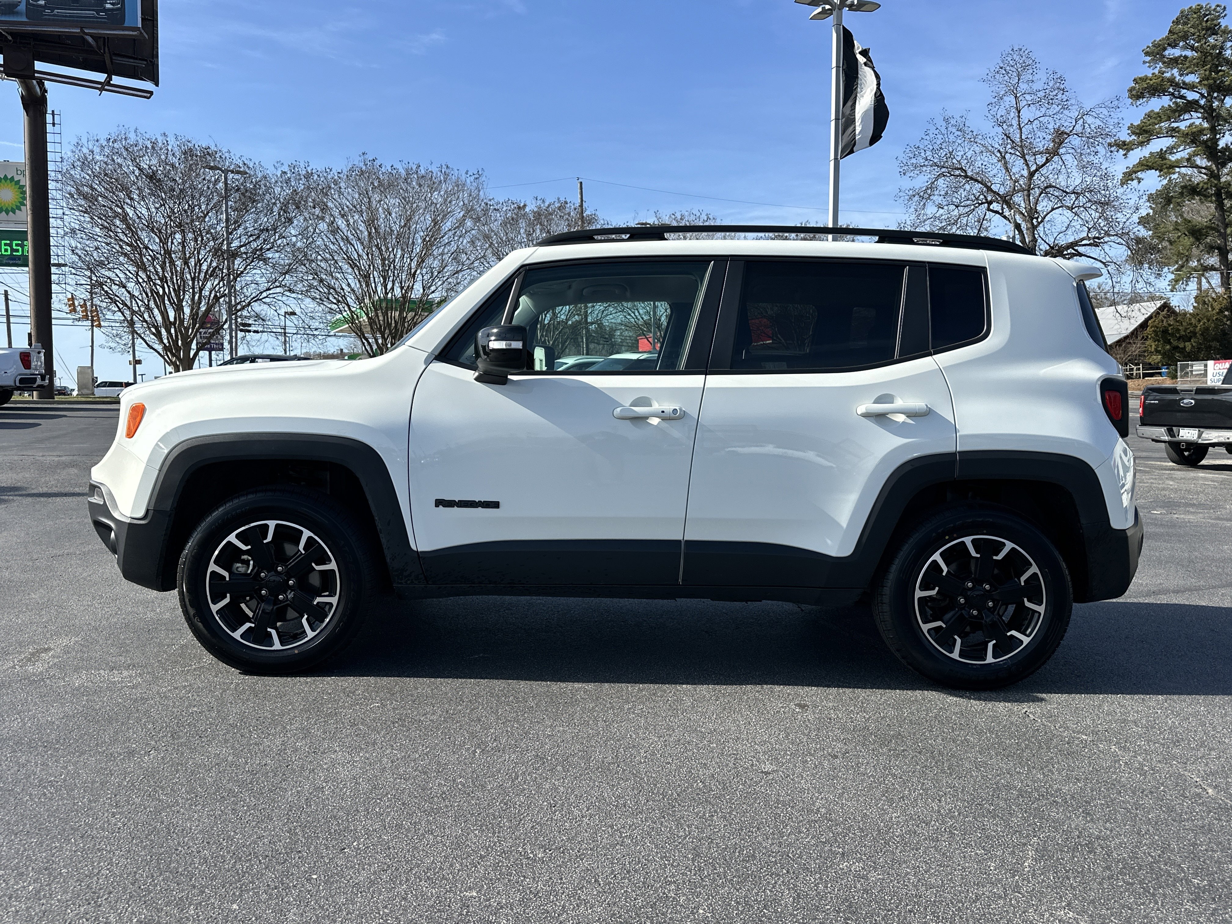 Used 2023 Alpine White Clearcoat Jeep Upland image 5