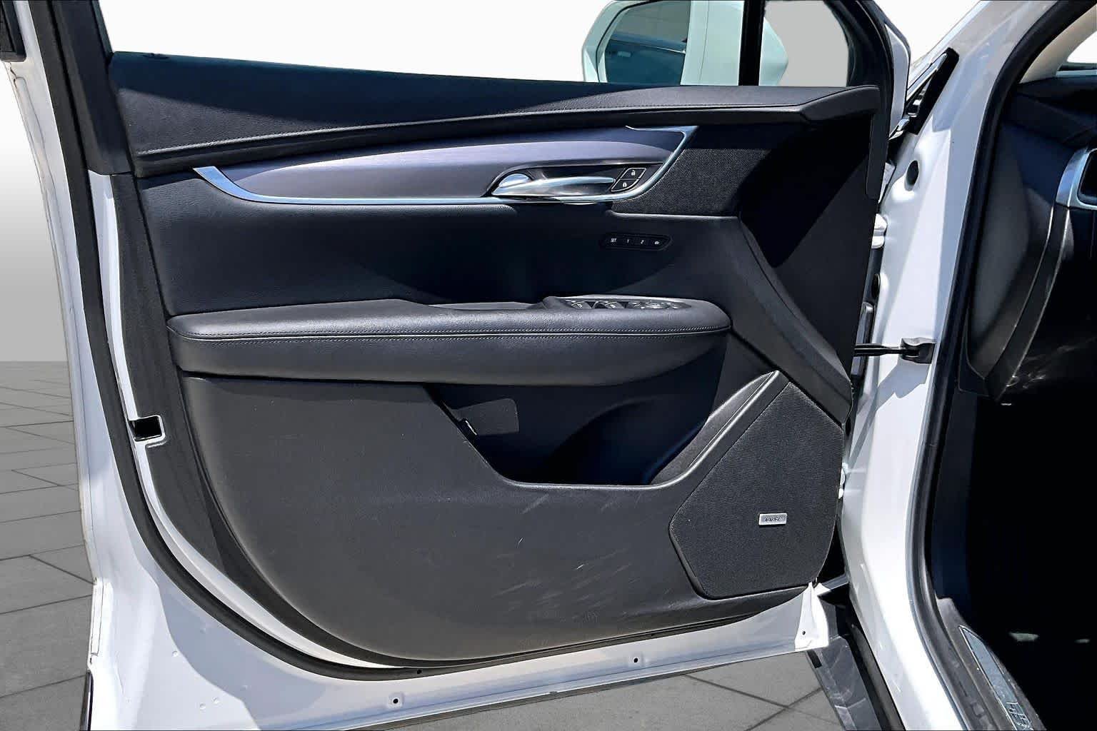 Used 2017 Crystal White Tricoat Cadillac Premium Luxury FWD image 21