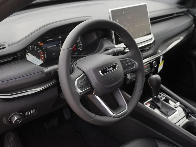 New 2026 Diamond Black Crystal Pearl-Coat Exterior Paint Jeep Latitude image 17