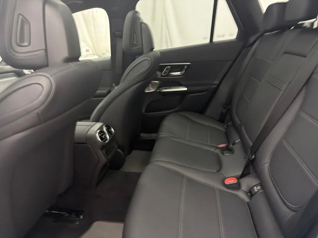 New 2027 White Mercedes-Benz GLC 300 image 19