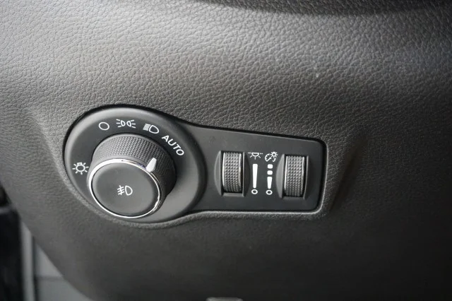 Used 2025 Diamond Black Crystal Pearlcoat Jeep Latitude image 28