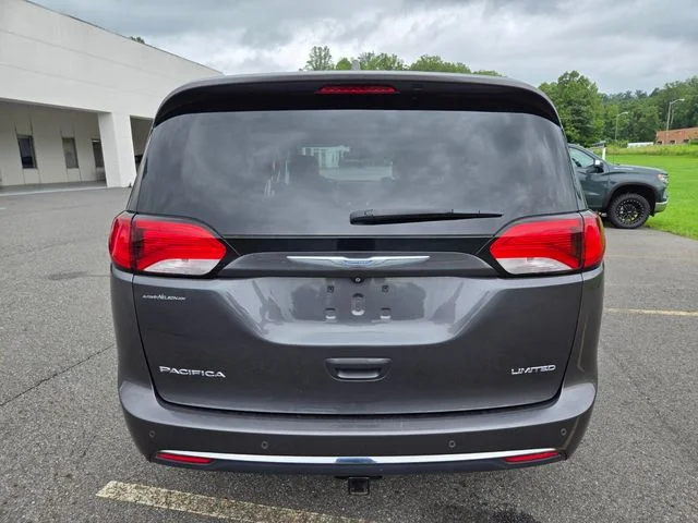 Used 2017 Gray Chrysler Limited image 7
