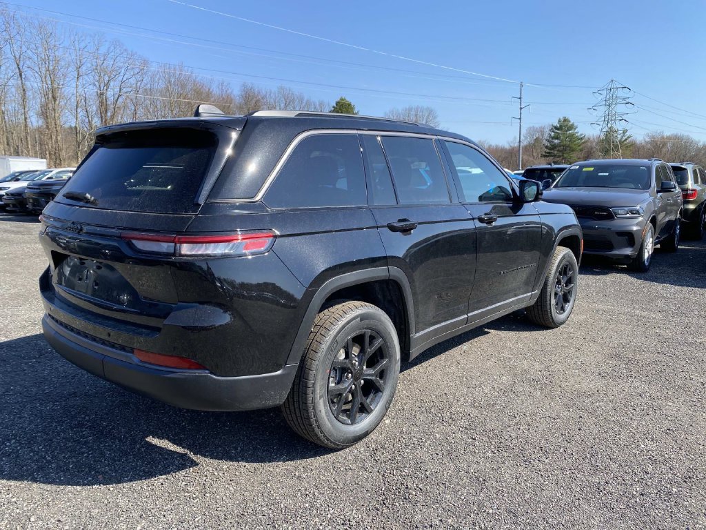 New 2026 Diamond Black Crystal Pearl-Coat Exterior Paint Jeep Altitude image 3