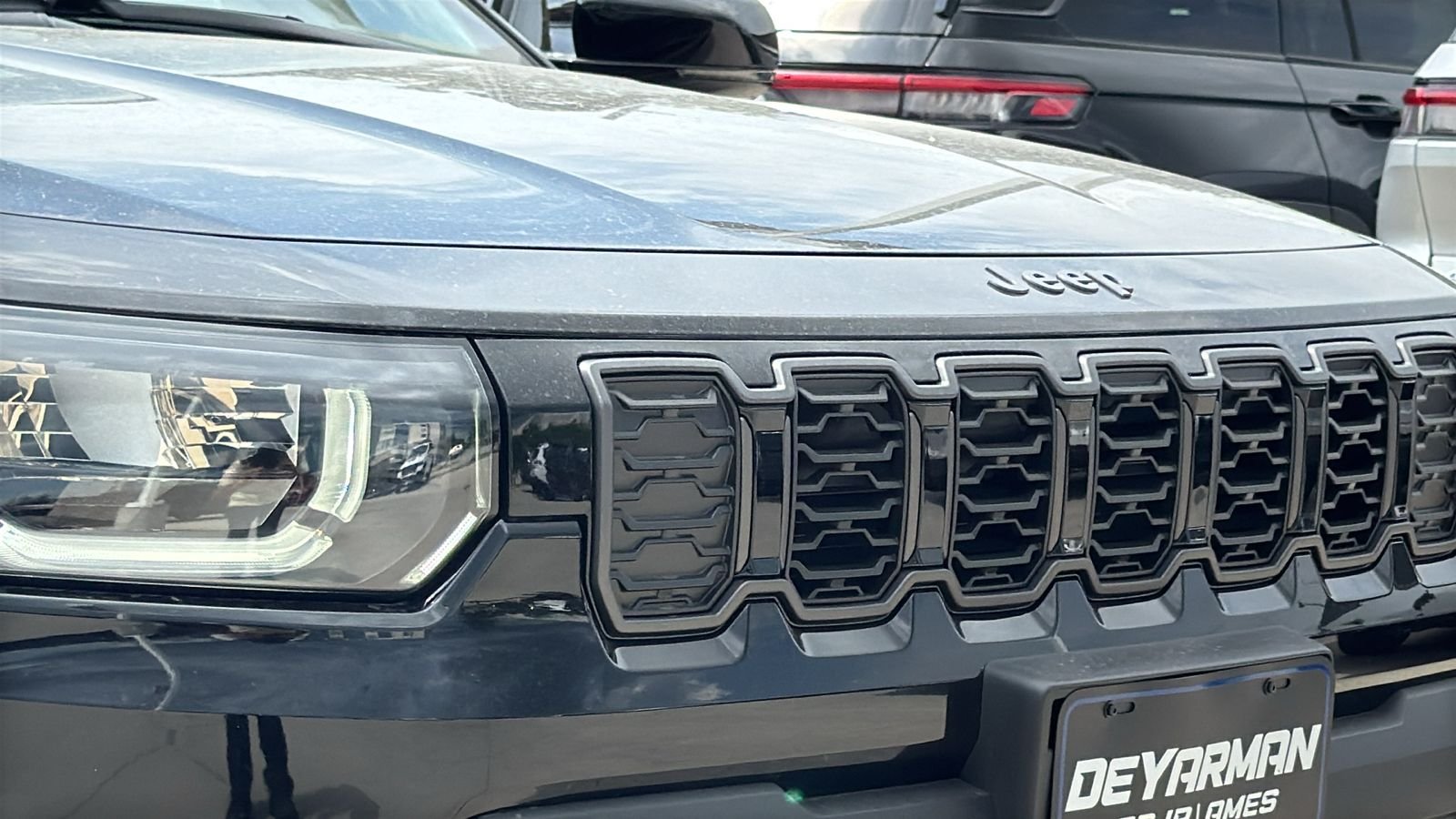 New 2026 Diamond Black Crystal Pearl-Coat Exterior Paint Jeep Limited image 3