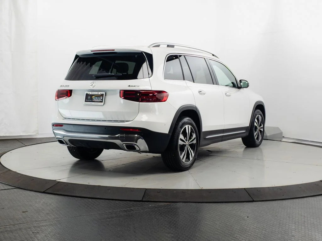 New 2026 Polar White Mercedes-Benz GLB 250 image 31