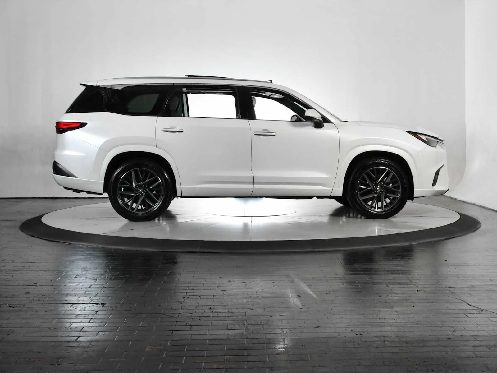 Used 2025 Wind Chill Pearl Lexus Premium image 8
