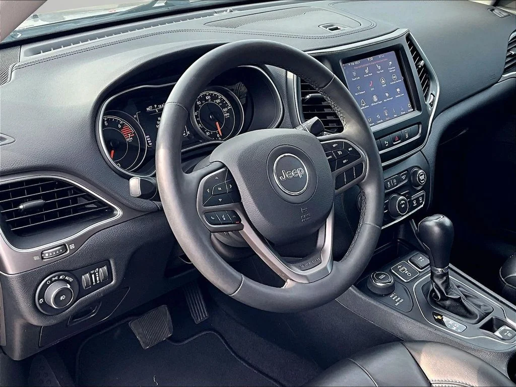 Used 2021 Silver Jeep Latitude Plus image 15