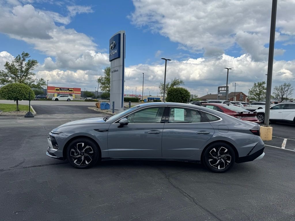 Used 2024 Blue Hyundai SEL image 4