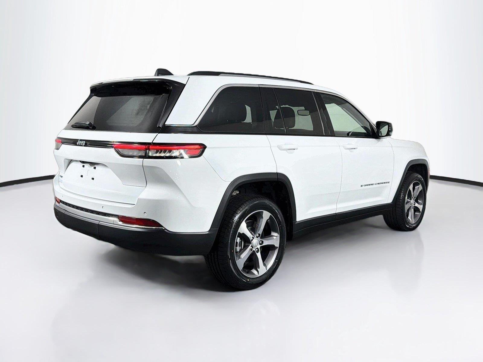 Used 2022 Bright White Clearcoat Jeep  image 11