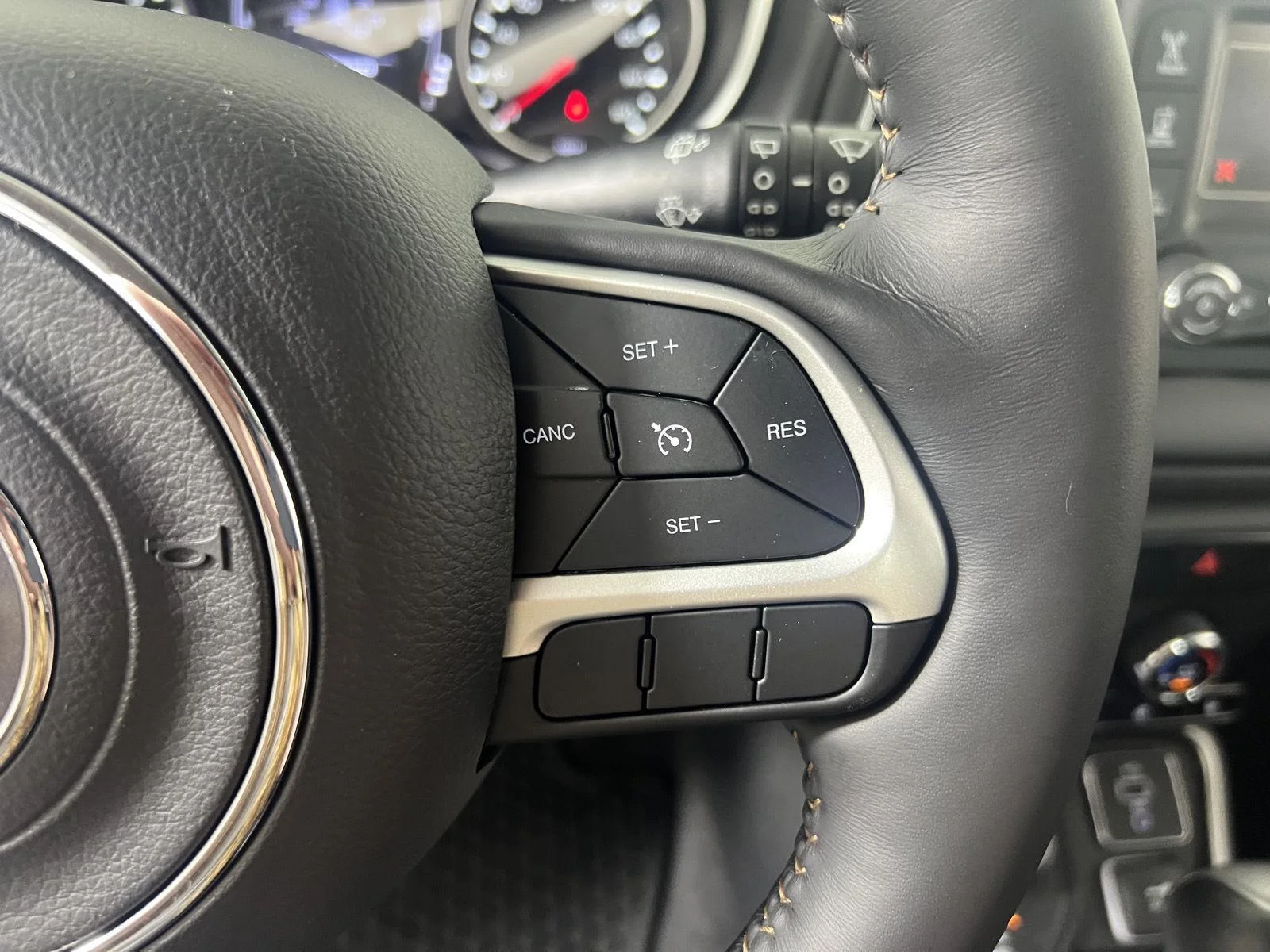 Used 2018 Granite Crystal Metallic Clearcoat Jeep Latitude image 15