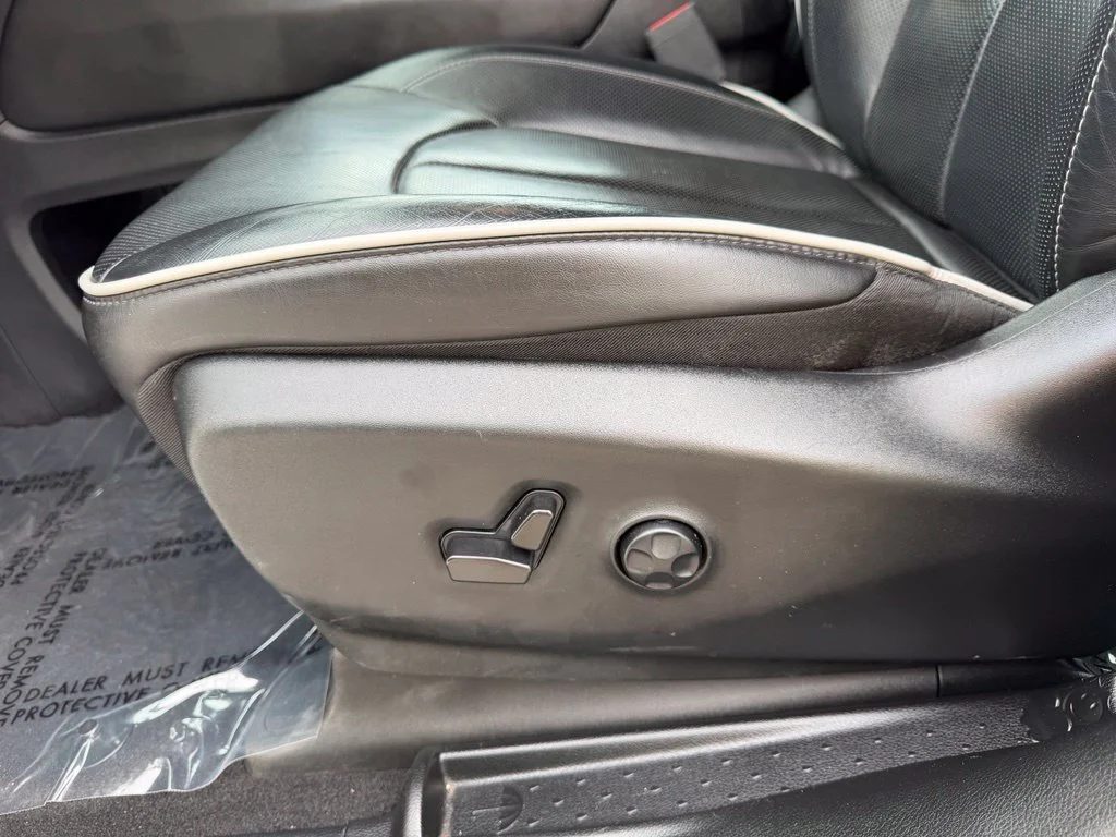 Used 2025 Bright White Clearcoat Chrysler Limited image 14