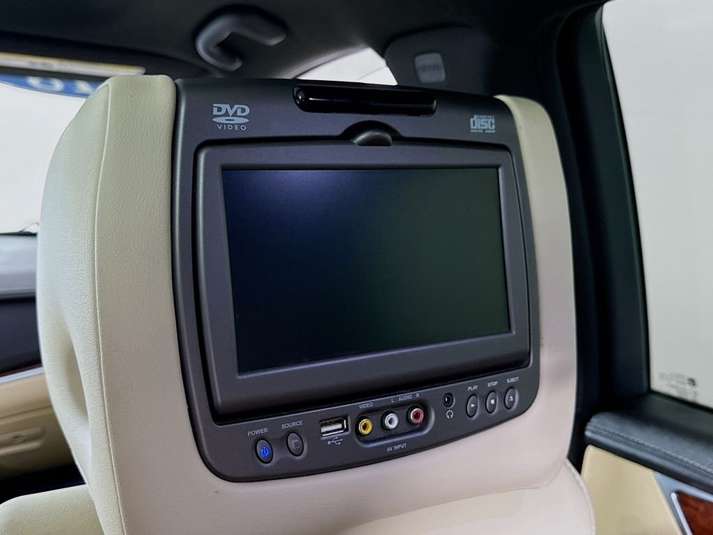 Used 2018 Crystal White Tricoat Cadillac Luxury AWD image 27