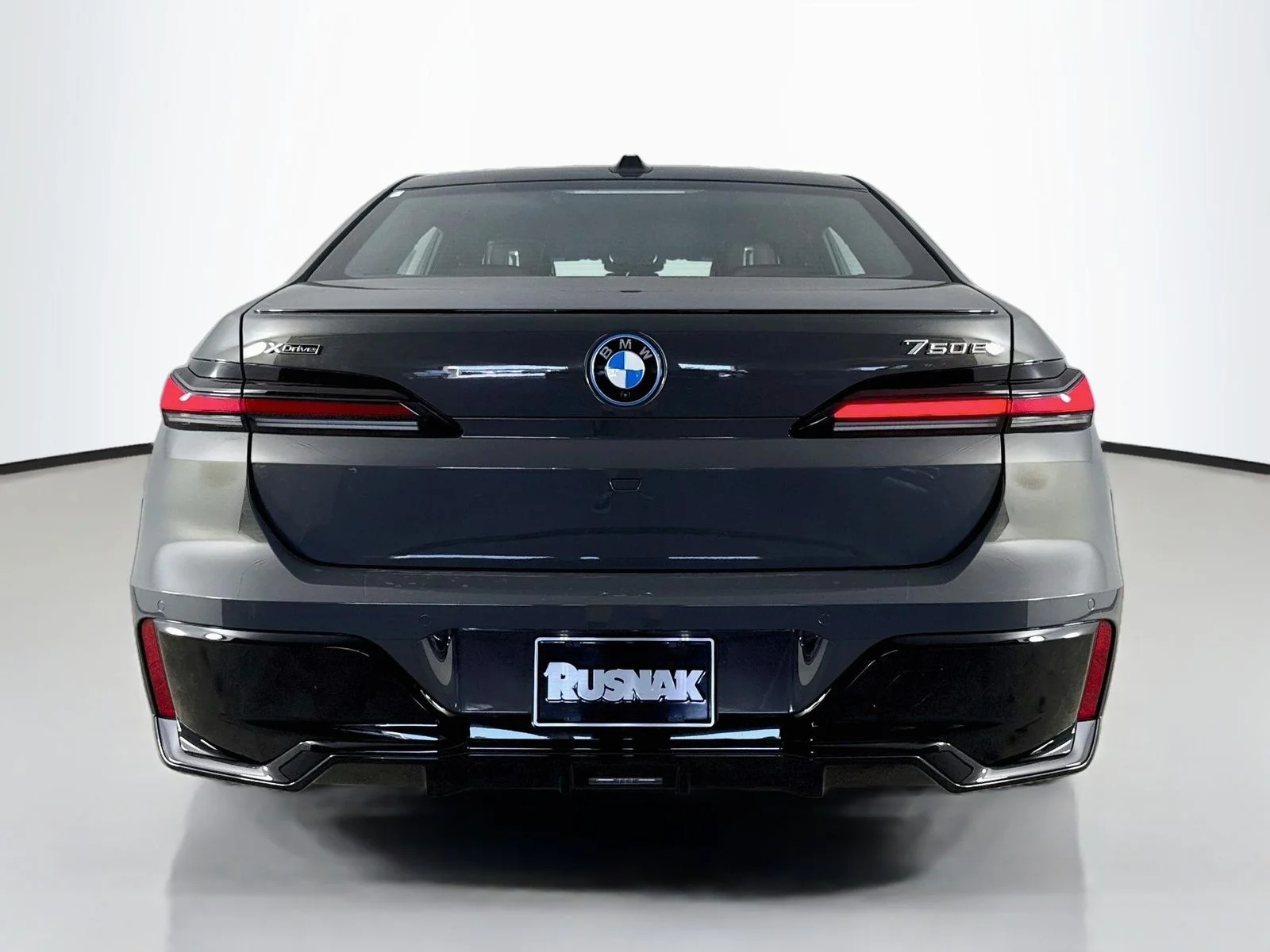 New 2026 Dravit Grey Metallic BMW 750e xDrive image 6