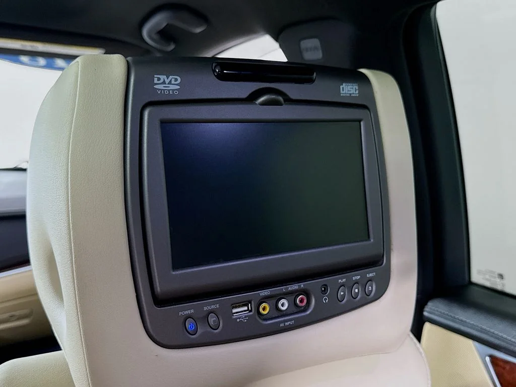 Used 2018 Crystal White Tri-Coat Cadillac Luxury AWD image 27