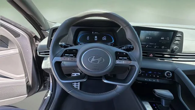 Used 2025 Gray Hyundai SEL Sport image 12
