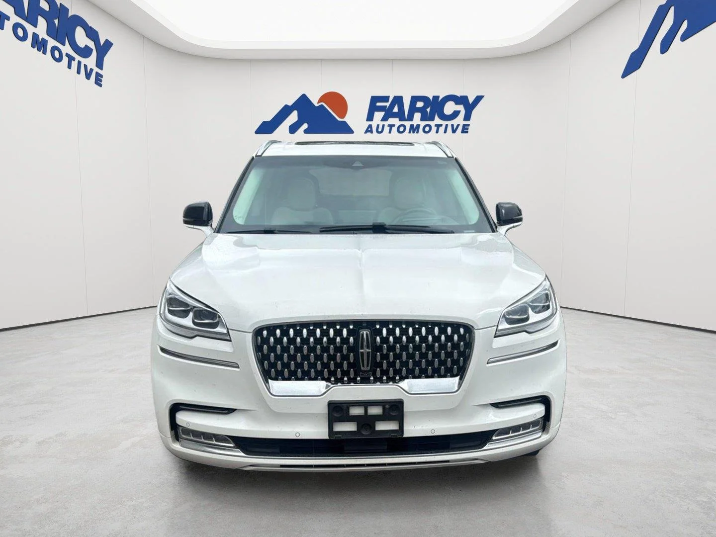 Used 2023 Pristine White Metallic Tri-Coat Lincoln Black Label image 2