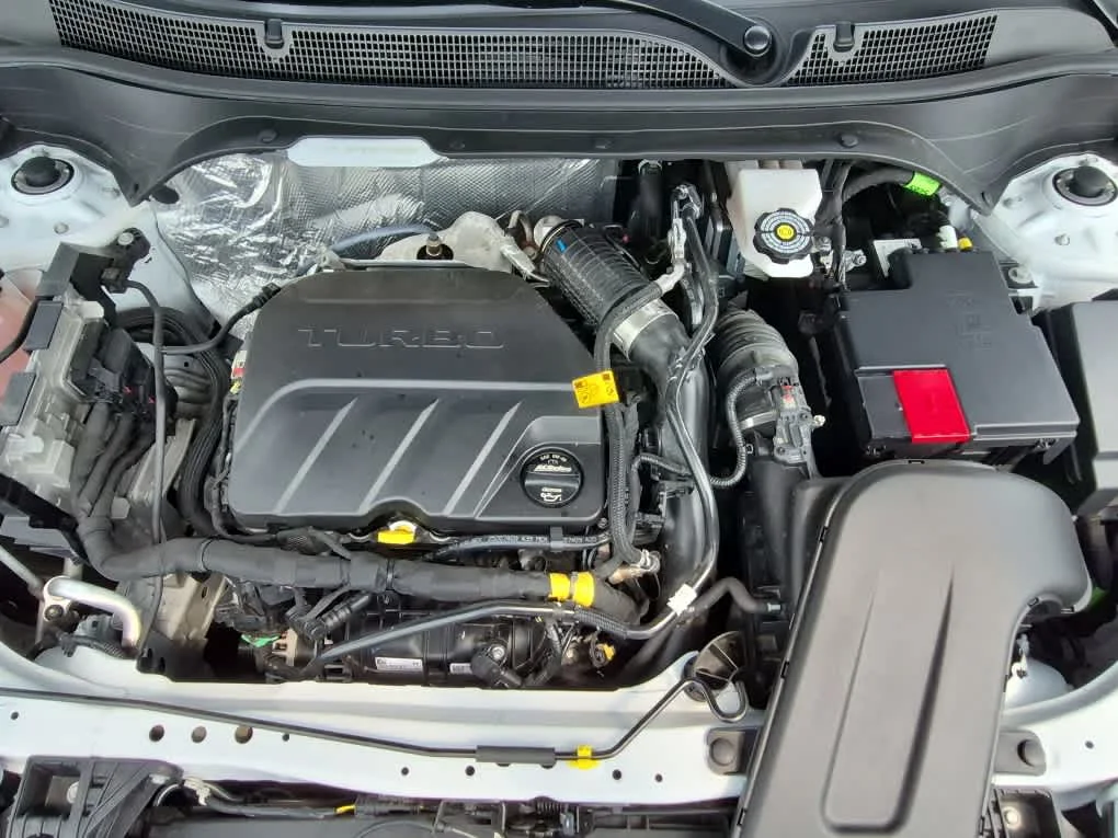 Used 2025 Summit White Chevrolet 2RS image 20