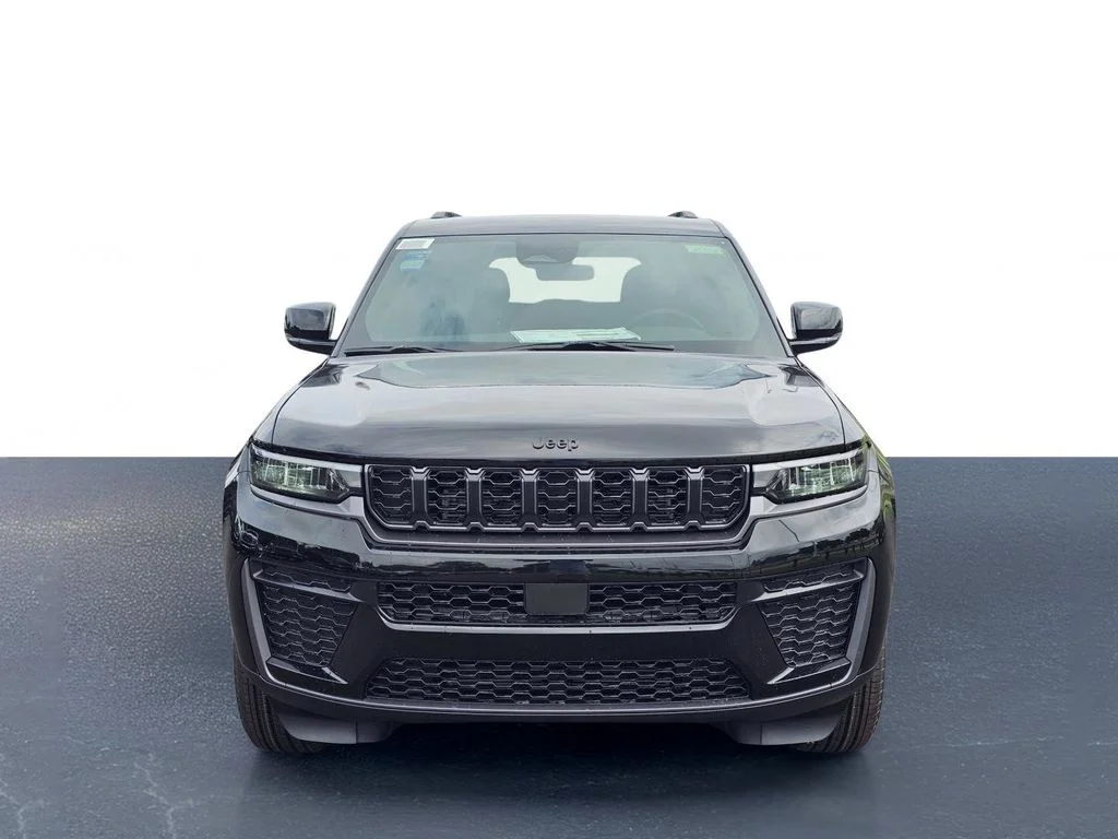 New 2026 Diamond Black Crystal Pearl-Coat Exterior Paint Jeep Laredo Altitude image 2