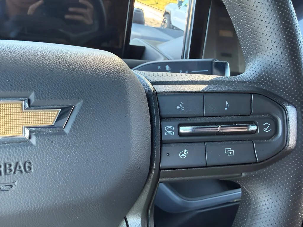 Used 2025 Oyster White Chevrolet AWD 400 image 16