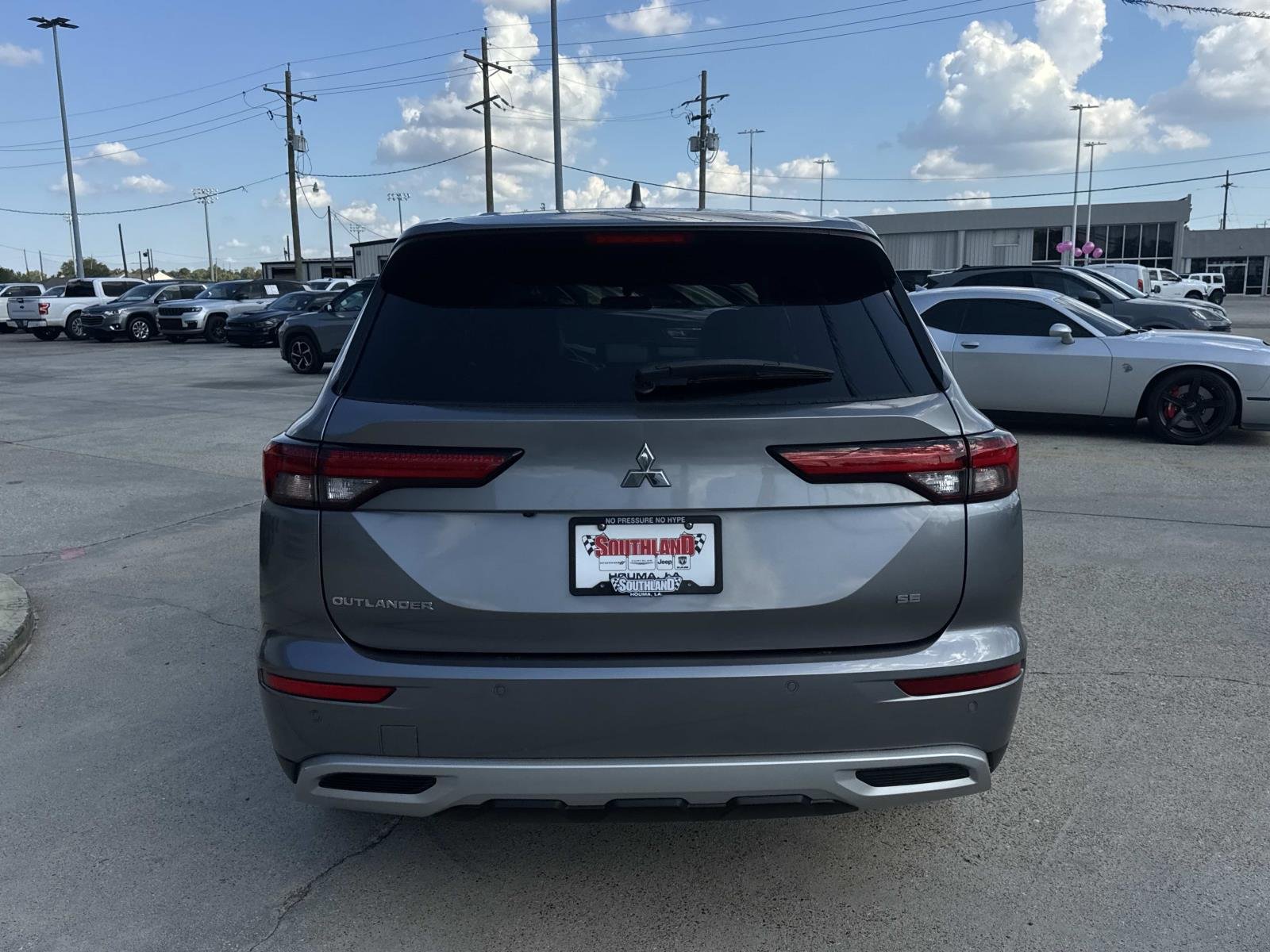 Used 2022 Alloy Silver Metallic Mitsubishi SE Launch Edition image 6