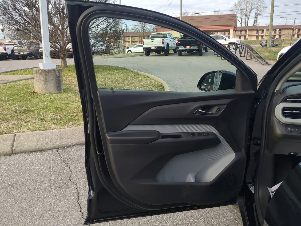 New 2027 Mosaic Black Metallic Chevrolet LT image 23