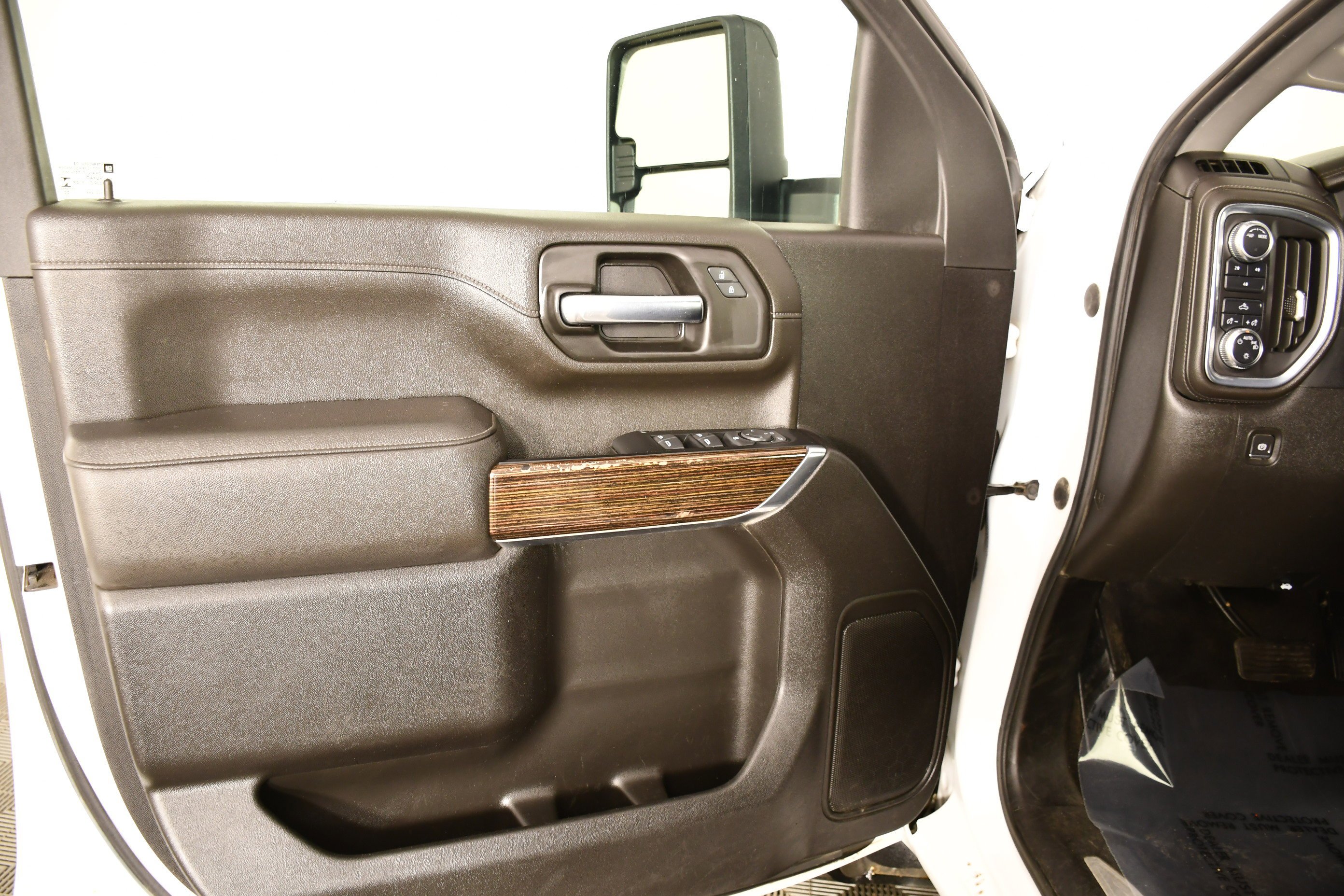Used 2022 White GMC SLE image 40