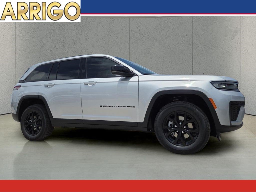 New 2026 Silver Zynith Exterior Paint Jeep Laredo Altitude image 1