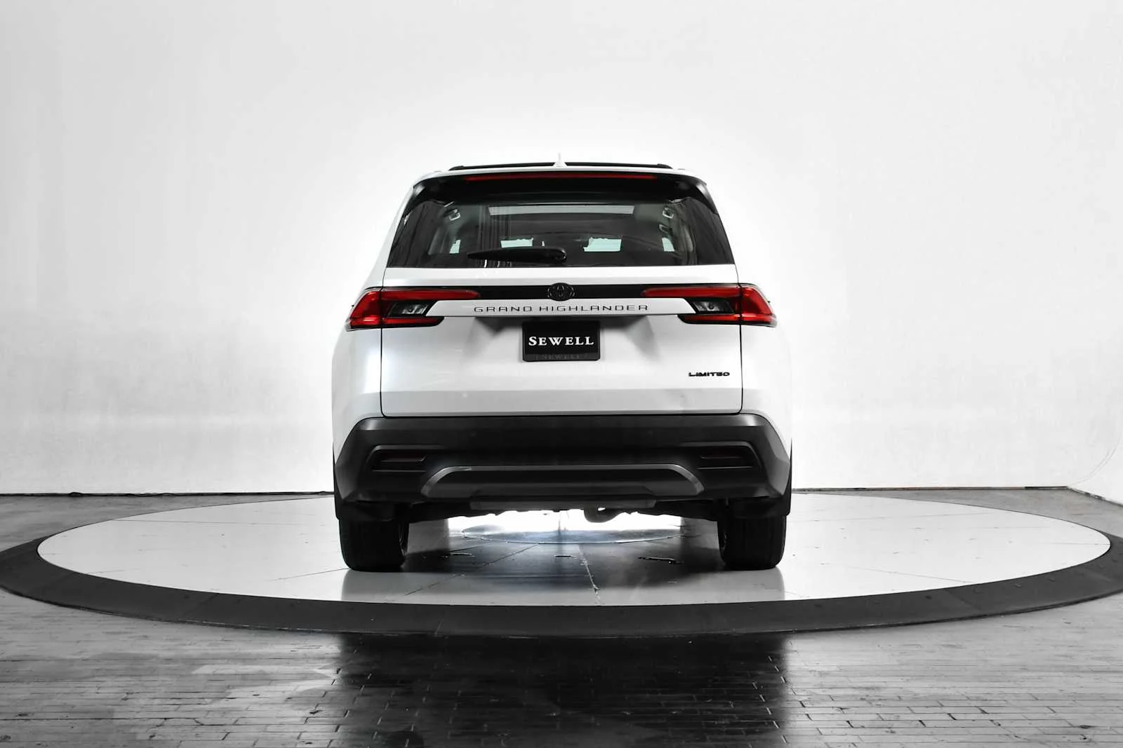 Used 2024 Wind Chill Pearl Toyota Limited image 5