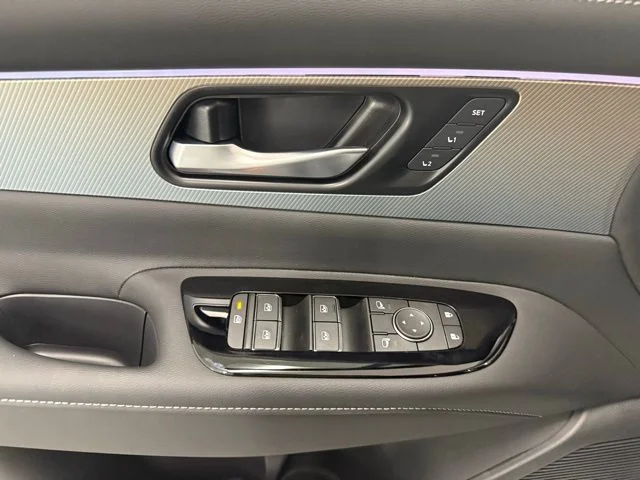 New 2025 White Nissan SL image 15