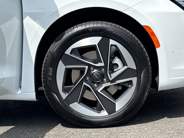 New 2027 Bright White Clear-Coat Exterior Paint Chrysler Limited image 25