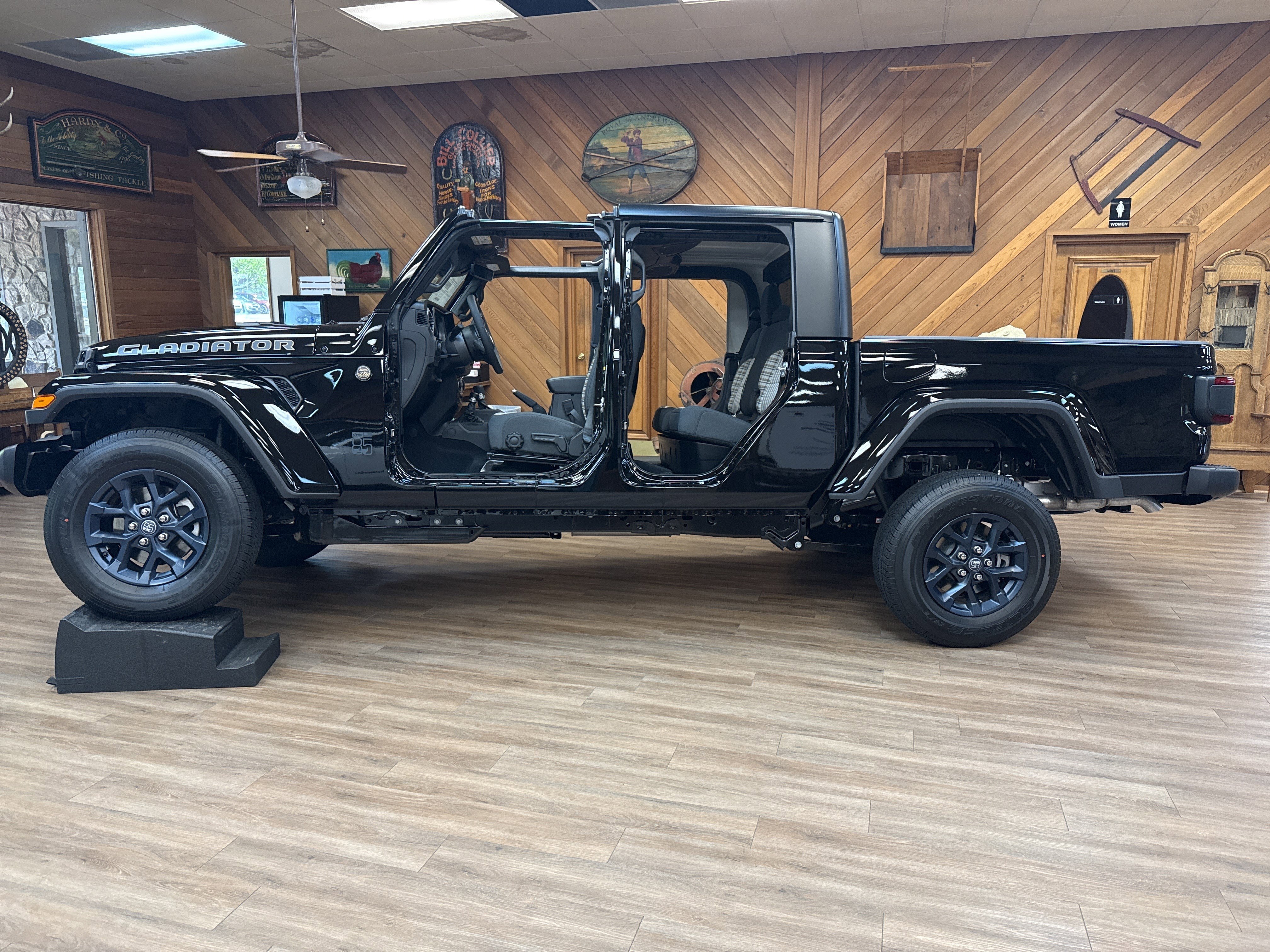 New 2026 Black Clear-Coat Exterior Paint Jeep 85th Anniversary Edition image 4