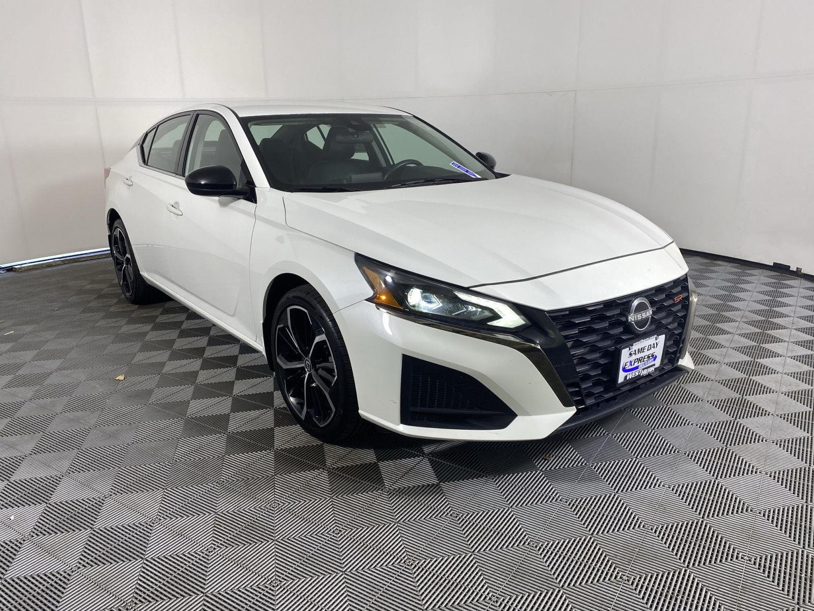 Used 2024 Pearl White Tricoat Nissan 2.5 SR image 10