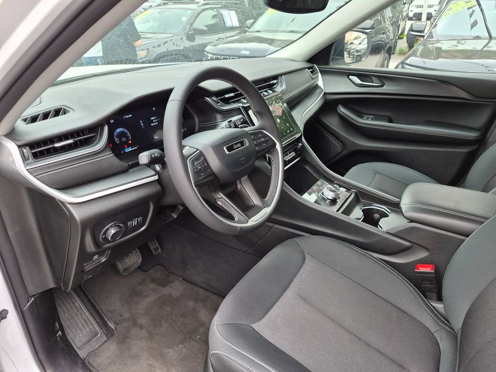 Used 2024 White Jeep Laredo image 12