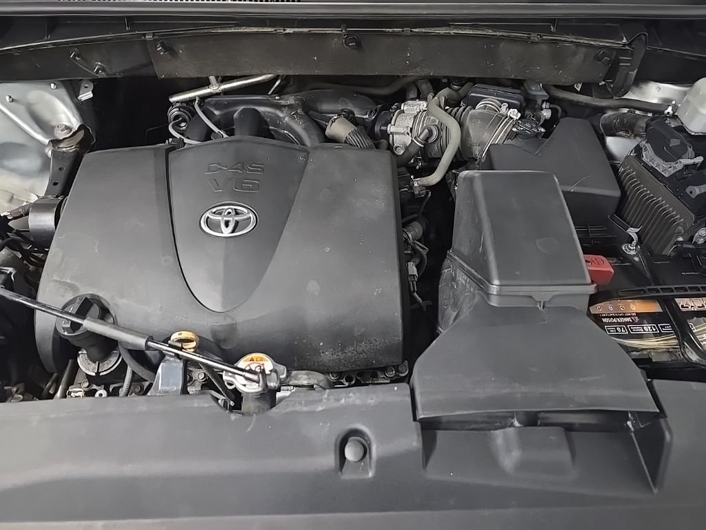 Used 2019 Silver Toyota XLE image 13