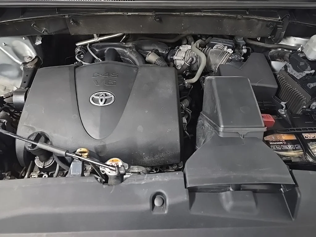 Used 2019 Silver Toyota XLE image 13