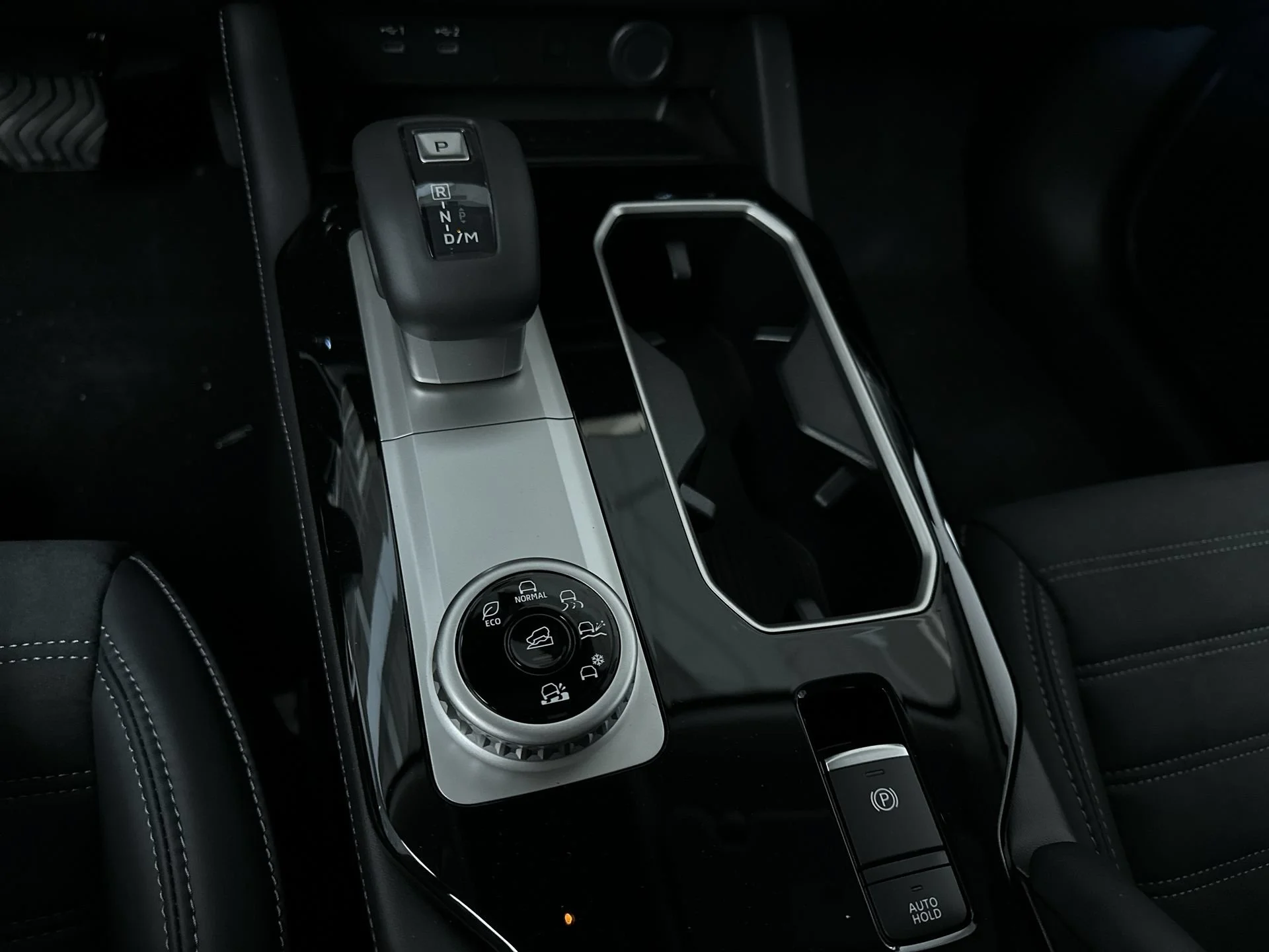 New 2026 Graphite Gray Mitsubishi SE image 22