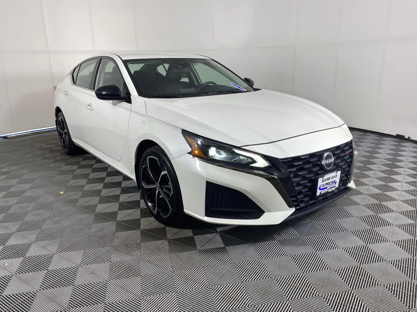 Used 2024 Pearl White Tricoat Nissan 2.5 SR image 10