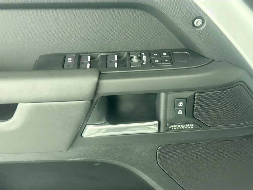 Used 2025 White Land Rover X-Dynamic SE image 16