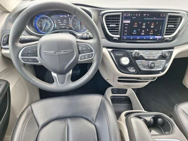 Used 2023 Brilliant Black Crystal Pearlcoat Chrysler Touring L image 22