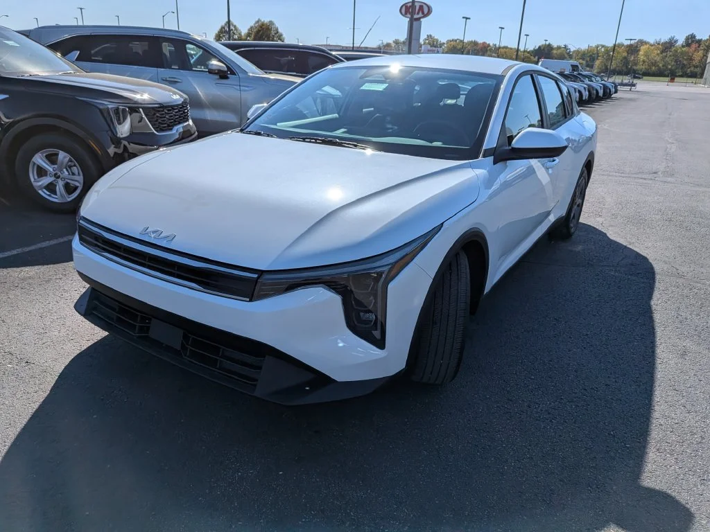 New 2027 Snow White Pearl Kia LXS image 30