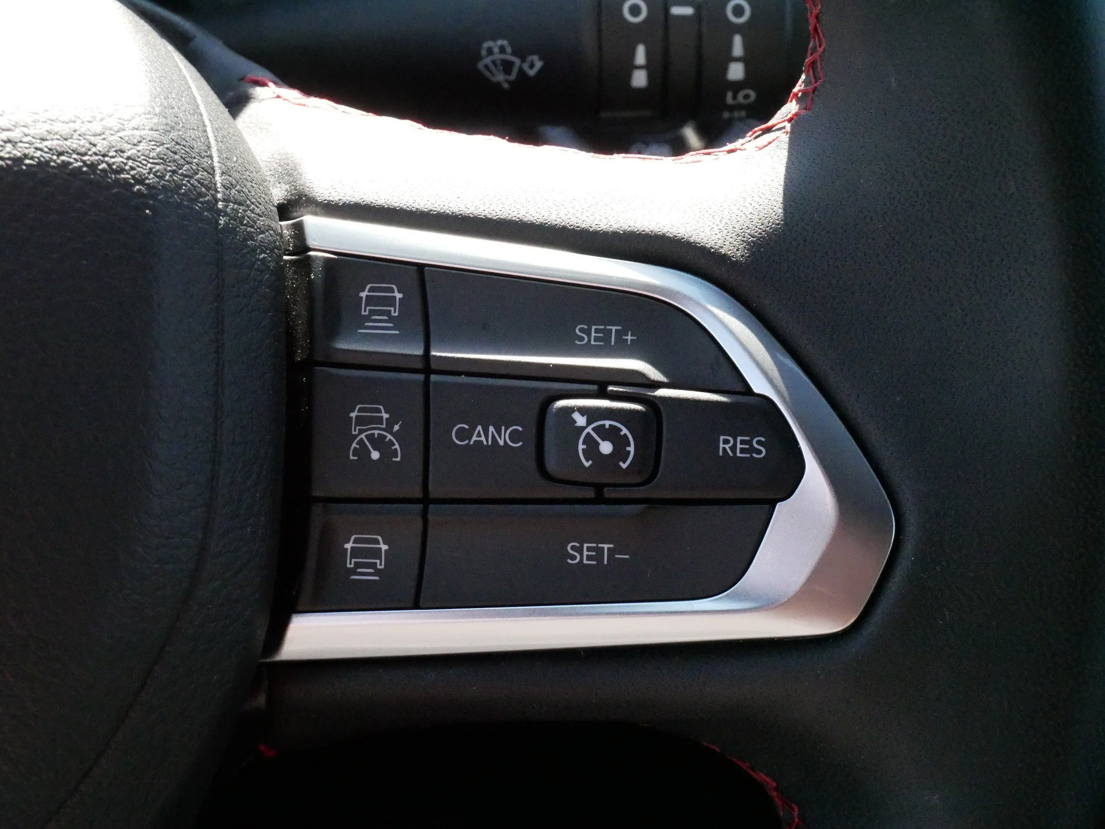 Used 2025 Bright White Clearcoat Jeep Trailhawk image 25