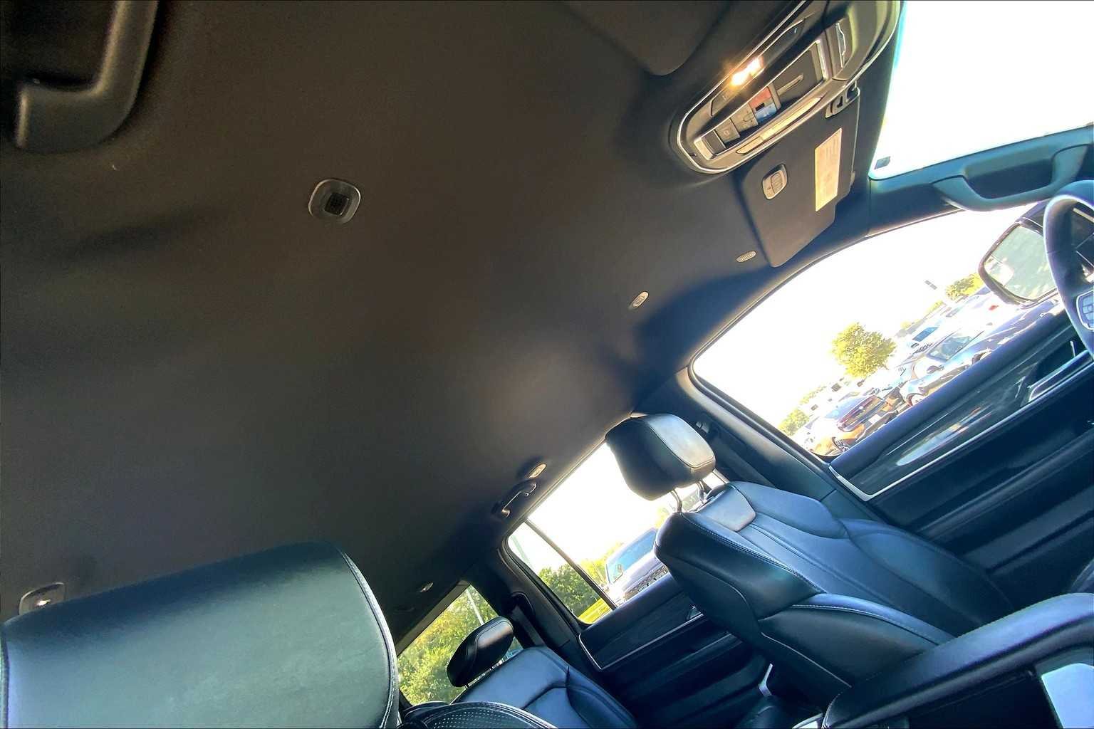 Used 2022 Diamond Black Crystal Pearlcoat Jeep Series III image 14