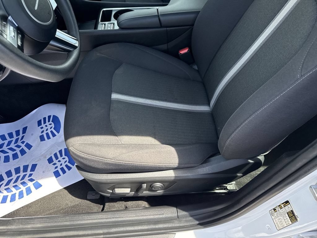 Used 2025 White Hyundai SEL image 26