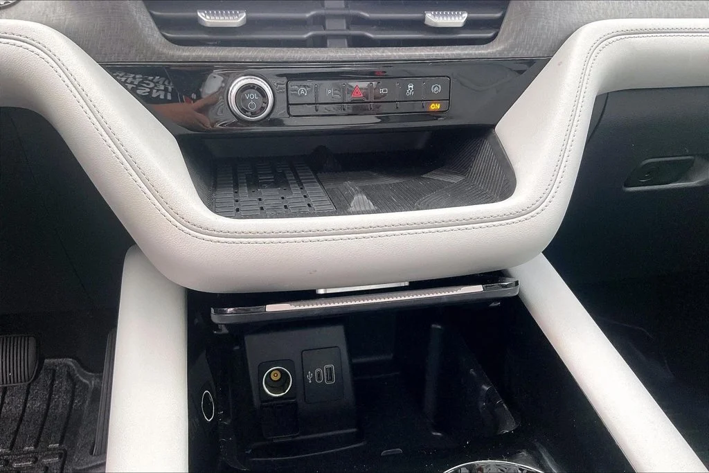 Certified Used 2025 White Metallic Ford Platinum image 36