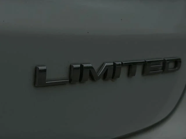 Used 2024 White/off-white Jeep Limited image 32